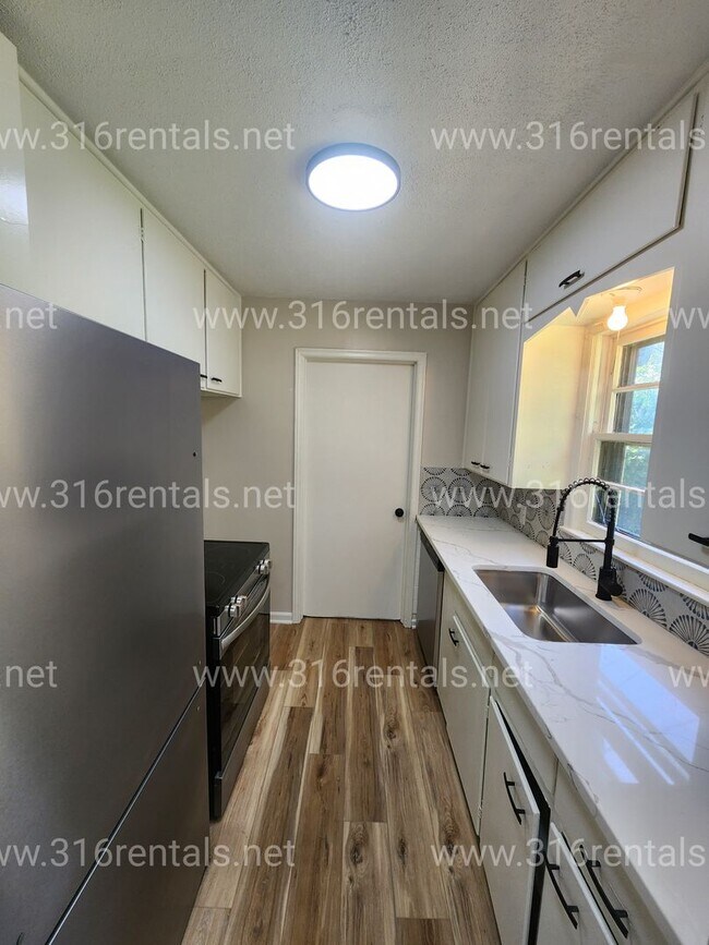 Building Photo - $1,225 - 3 bed 1 bath - Newly Renovated Single Family Home *COMING SOON*