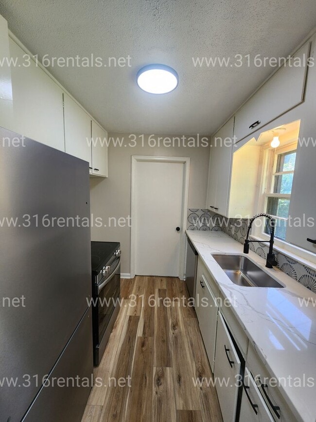 Building Photo - $1,250 - 3 bed 1 bath - Newly Renovated Si...