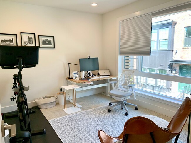 Building Photo - Queen Anne Townhome ~ McGraw Square