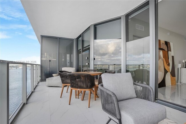 Building Photo - 700 NE 24th St