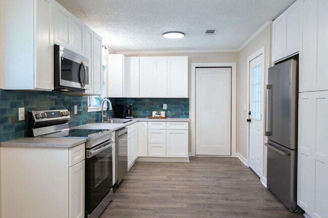 Building Photo - Charming Remodeled 3-Bed/1-Bath Home on 1 Acre — Ideal for Grad Students, Pros, or Game-Day Retre...