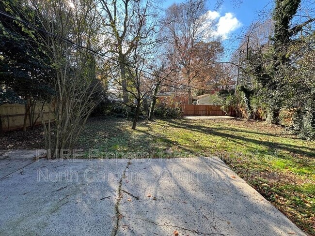 Building Photo - 1932 Sandhurst Dr