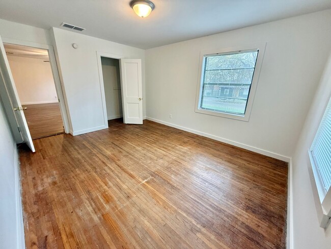 Building Photo - 4-bed, 3-bath, HUGE yard!