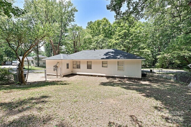 Building Photo - 5121 Farm Pond Ln