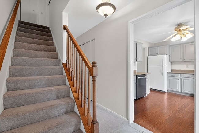 Building Photo - Charming End-Unit Townhome in Sought-After...