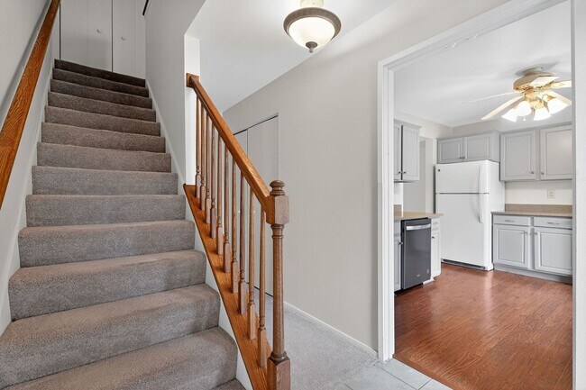 Building Photo - Charming End-Unit Townhome in Sought-After Maryland Place, Gaithersburg