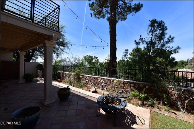 Building Photo - 5852 Mira Serena Dr