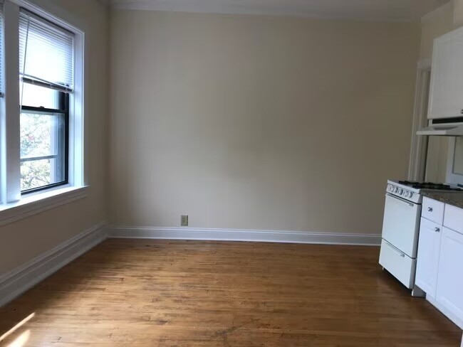 Building Photo - 1742 W Estes Ave