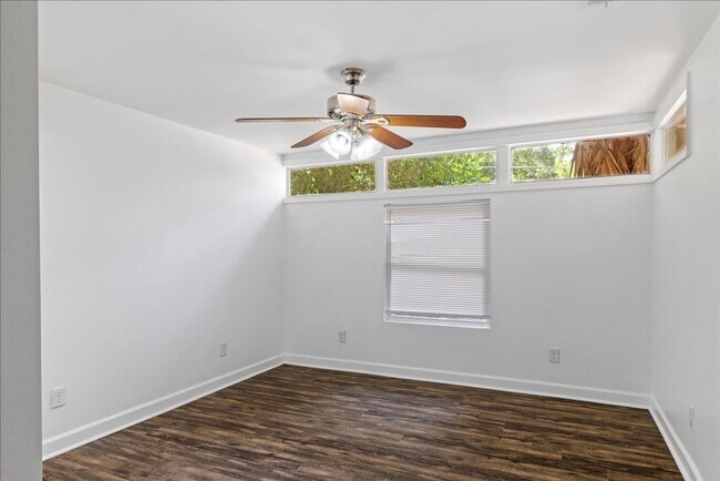 Building Photo - 1908 Dahlia Dr