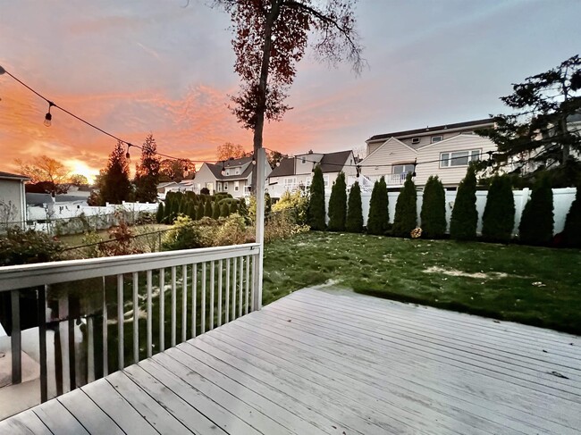 Building Photo - 724 6th St