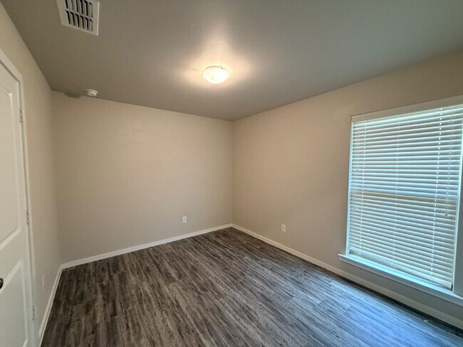Building Photo - "Charming 3-Bed, 2-Bath Home with 1543 Sq Ft of Comfort on N Texas Ave, Lubbock!"