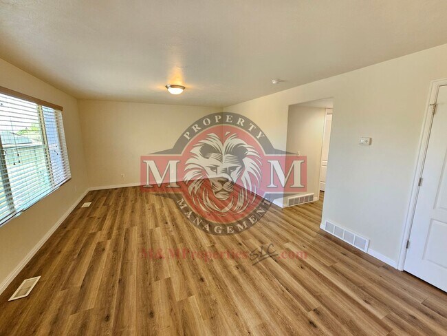Building Photo - Great 5 Bed 2.5 Bath Home Newly Remodeled