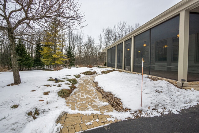Building Photo - Private Oasis in the heart of Mequon