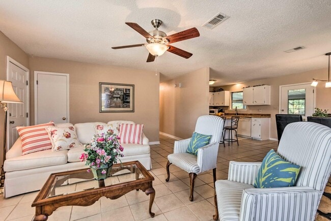 Building Photo - 1223 Redwood Ln