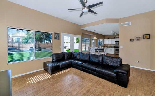 Building Photo - 11155 E Laurel Ln