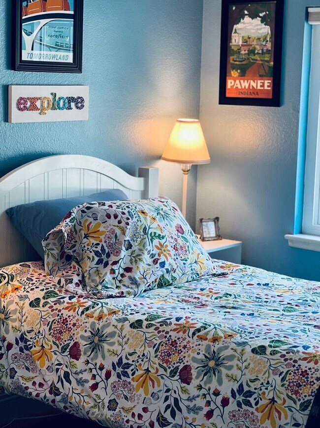 Building Photo - LAKE ACCESS!! Beautiful 4 bedroom 2 bath H...