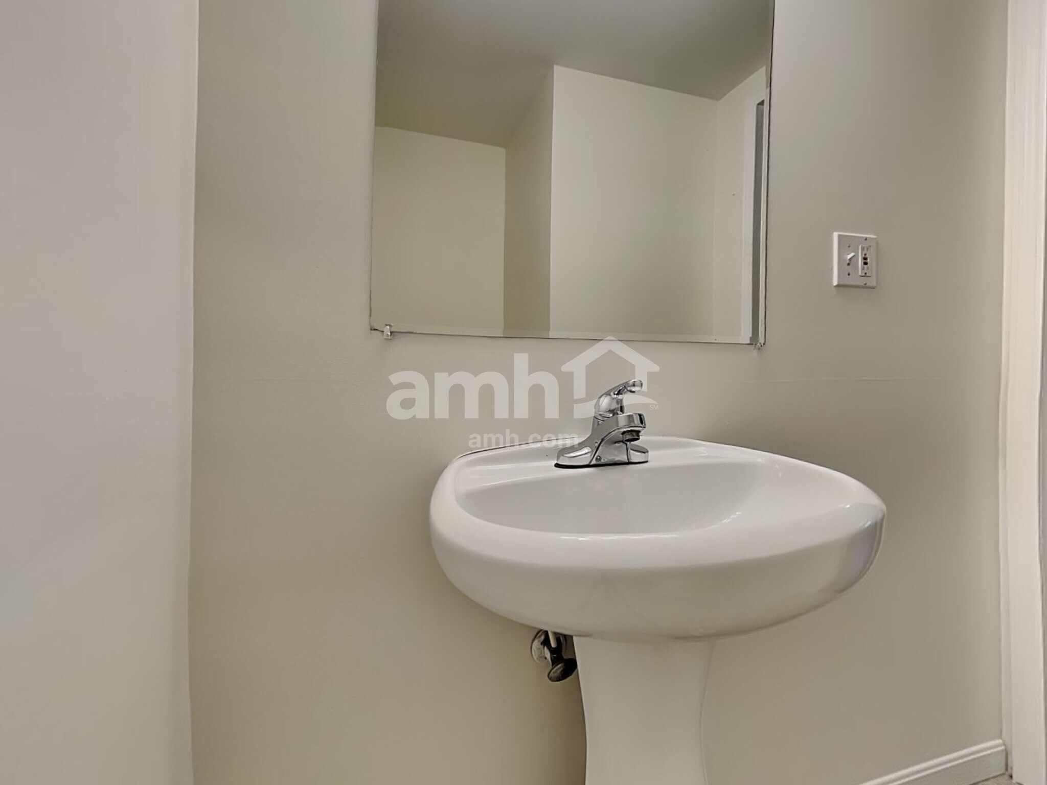 Building Photo - 2211 Siesta Dr