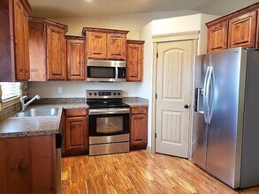 Building Photo - 2 Weeks Free on This Beautiful 4 Bed 3 Bath Home in West Haven!