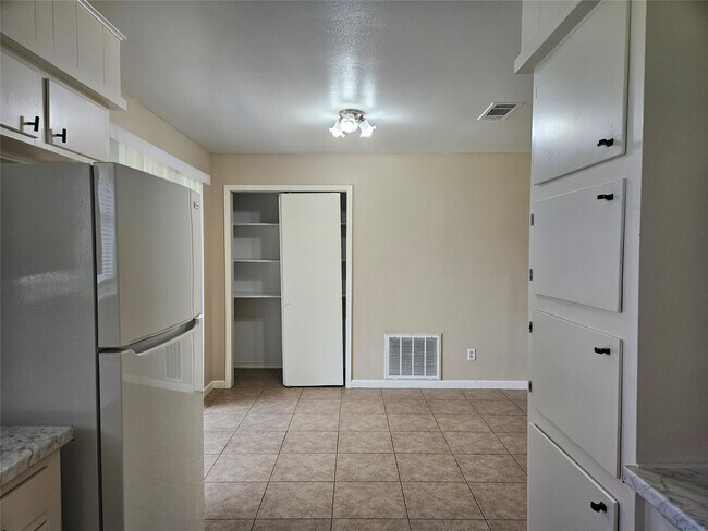 Building Photo - 207 Shadow Oaks Dr