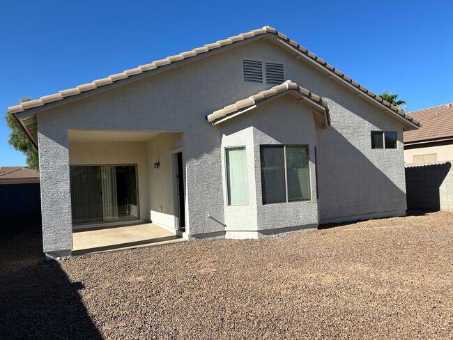 Building Photo - BEAUTIFUL ROYAL RANCH!
