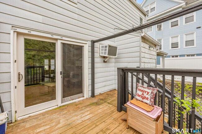 Building Photo - 19 Cumley St