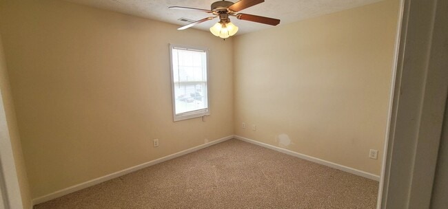 Building Photo - Beautiful 3 bedroom, 2.5 Bath home Minutes from Shopping & Easy Access to Highway for Travel.