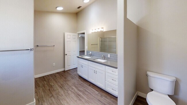 Building Photo - Beautiful House on Manhasset! Great Views! (Lease out, pending signatures. Check back in a few da...