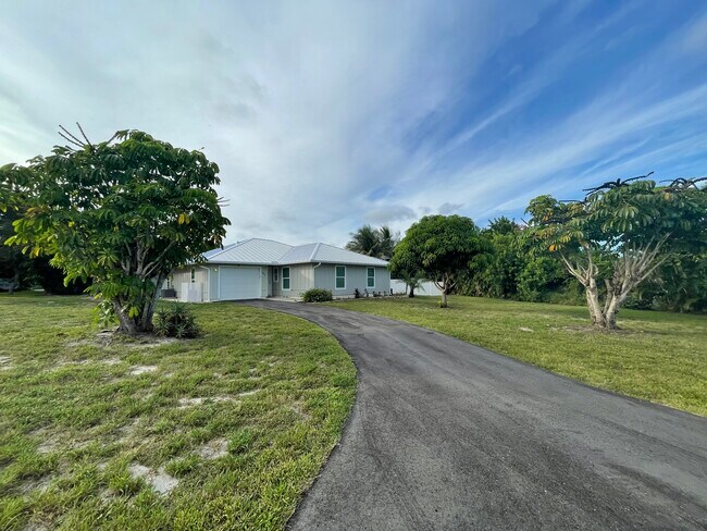 Building Photo - 8043 SE Highpoint Way