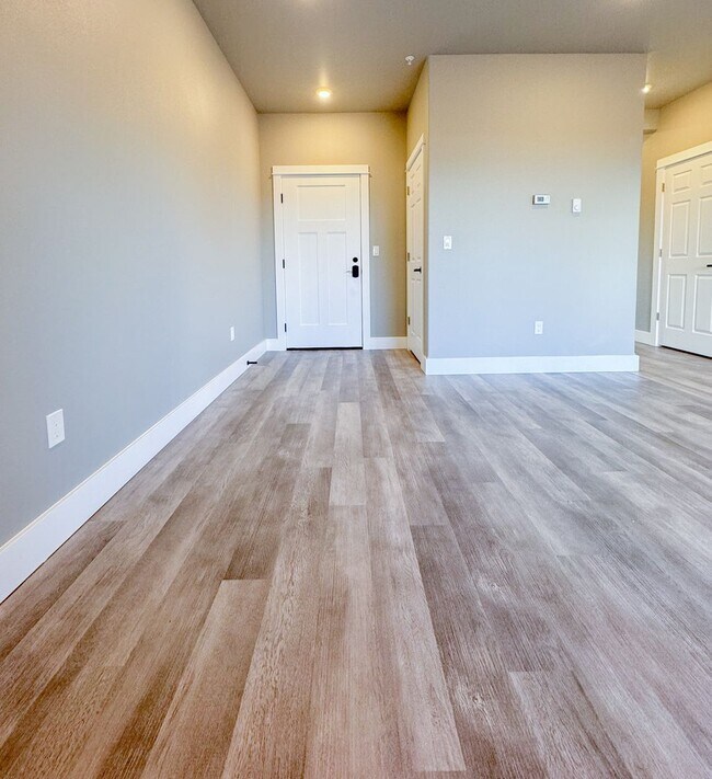 Building Photo - Pet Friendly 2 bed/ 2 bath unit at Soldier...