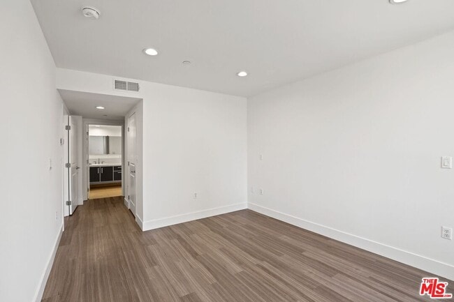 Building Photo - 833 N Edinburgh Ave