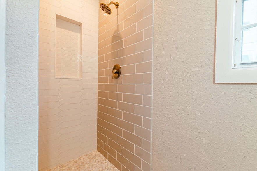 Walk In Shower Master Bath - 3300 Medina Avenue