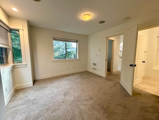 Building Photo - Queen Anne Townhouse