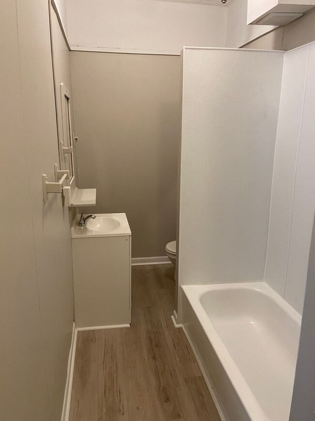 Building Photo - ***4 Bedroom / 1 Bathroom Home for Rent in...