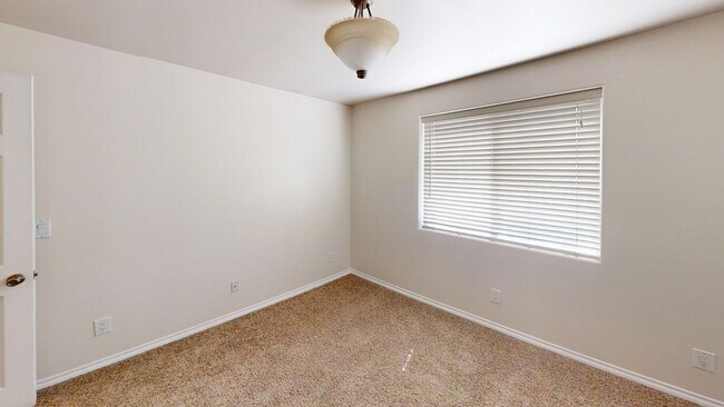 Building Photo - *AVAILABLE NOW**2 Bedroom 1 1/2 Bath- Back...