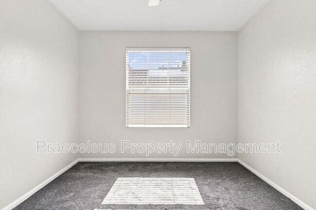 Building Photo - 2175 Condor Dr