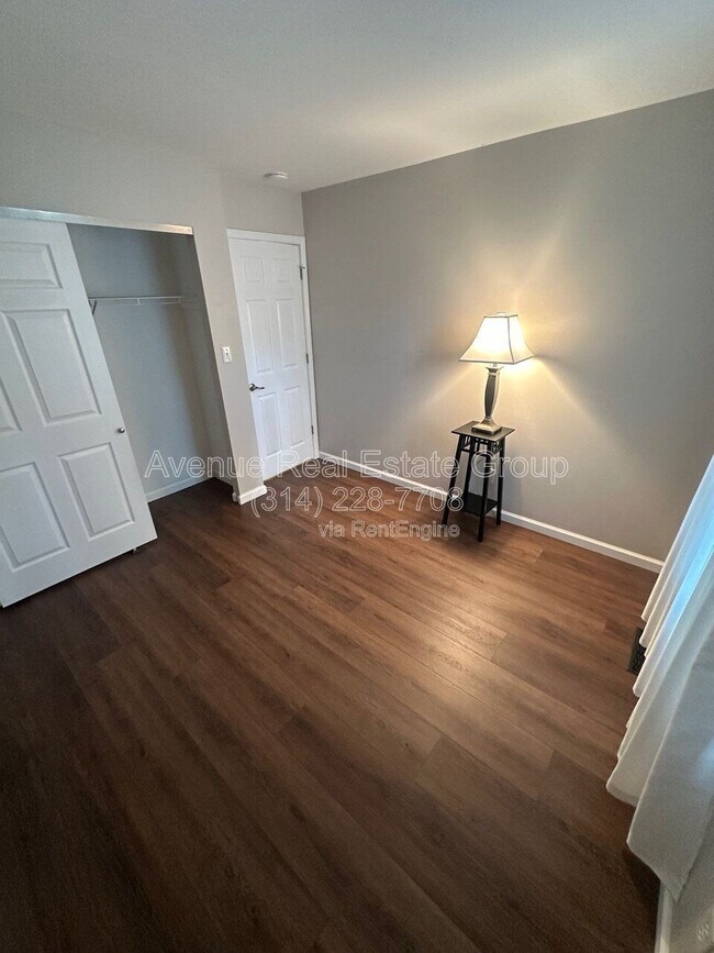 Building Photo - 425 Westglen Village Dr
