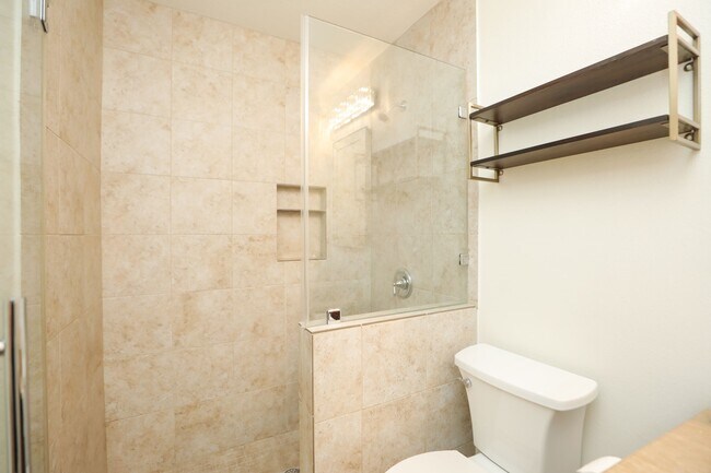 Building Photo - 905 Kern St