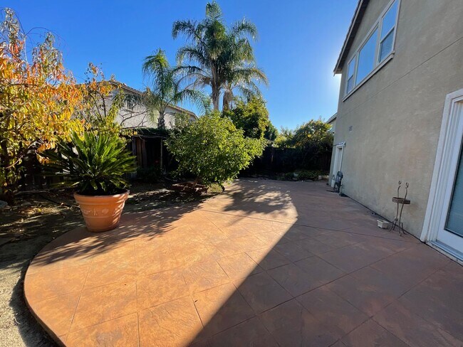 Building Photo - STUNNING SPACIOUS 5 BEDROOM HOME IN CONCOR...