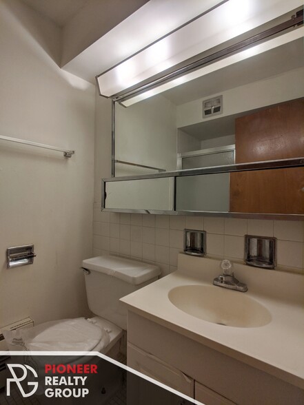 Building Photo - 671 W Wrightwood Ave