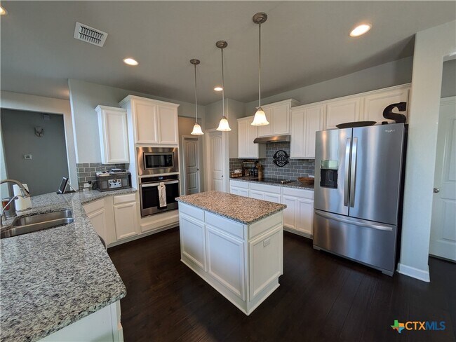 Building Photo - 892 Maple Dr