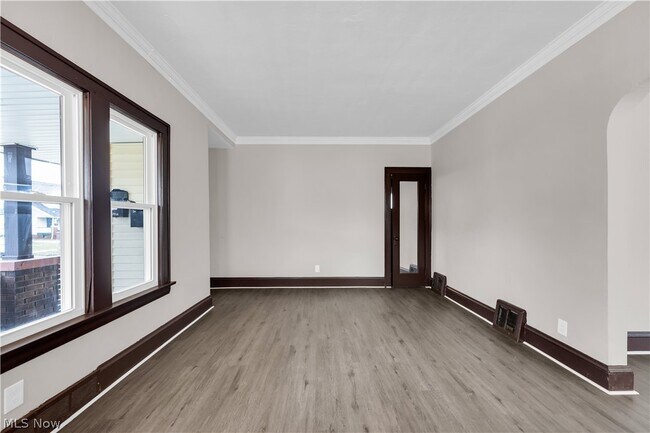 Building Photo - 10106 Greenview Ave