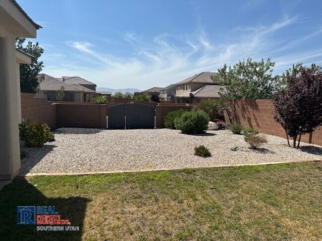 Building Photo - 4 Bedroom in near Crimson Cliffs