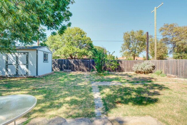 Building Photo - Renovated Three-Bedroom home in Central Lu...