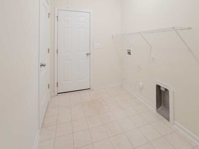 Building Photo - 3835 Raintree Dr