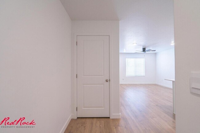 Building Photo - Dog Friendly! 3 Bedroom 2 Bathroom Townhome in Long Valley.