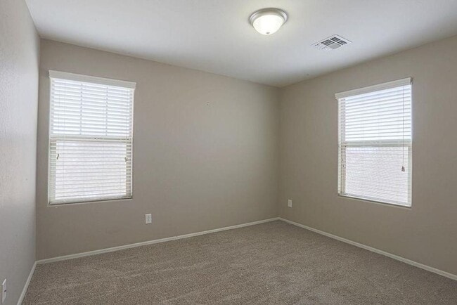 Building Photo - Stunning 3 bedroom plus Den with 2.5 bathrooms. Come, show & rent today!!!  End property!!!  Good...