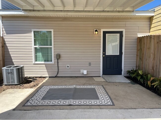 Building Photo - AVAILABLE NOW!! 2 Bed / 2 Bath Townhome in...