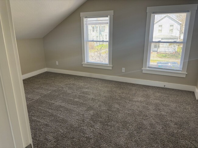 Building Photo - 3 Bedroom House