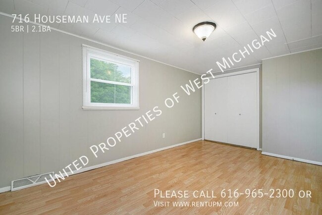 Building Photo - 716 Houseman Ave NE
