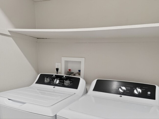 Building Photo - Gorgeous and Completely Remodeled Lower Level Unit with Inside Laundry is Available Now!